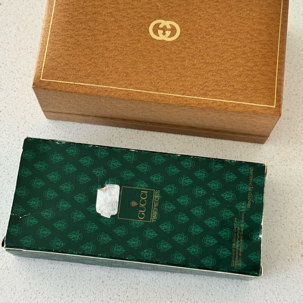 GUCCI Gold Watch with Additional Bezels, 17 total. Pre-treasured. Best Offer. - Picture 11 of 12